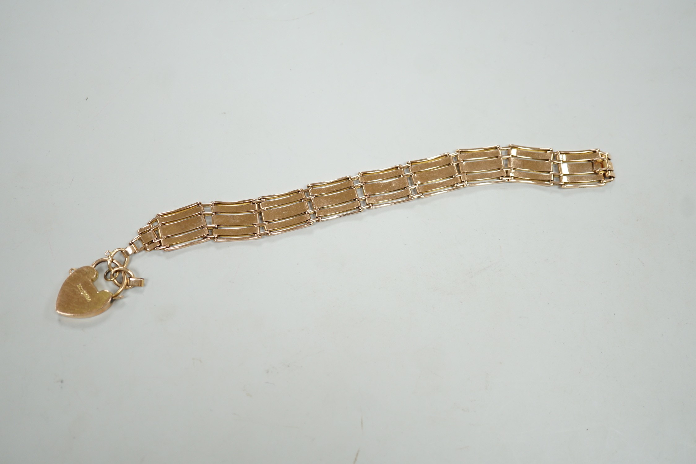 A 15ct gate link bracelet, with heart shaped padlock clasp, 19.5cm, 27.8 grams.